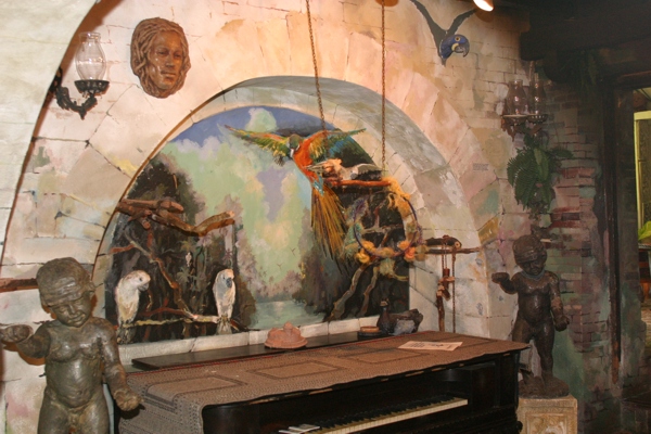 Trompe-l'oeil in cocktail area